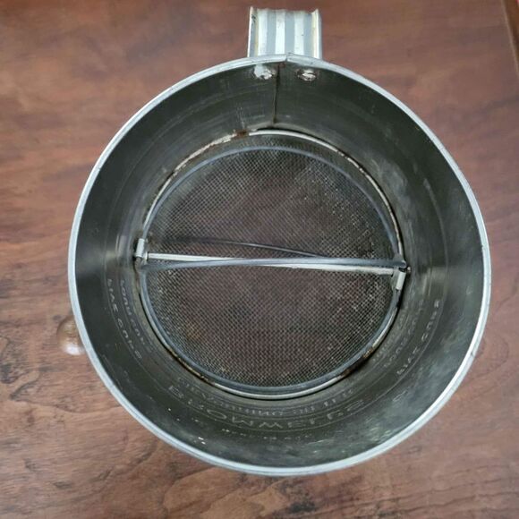 Vintage Bromwell's 5 Cup Flour sifter - Picture 3 of 6